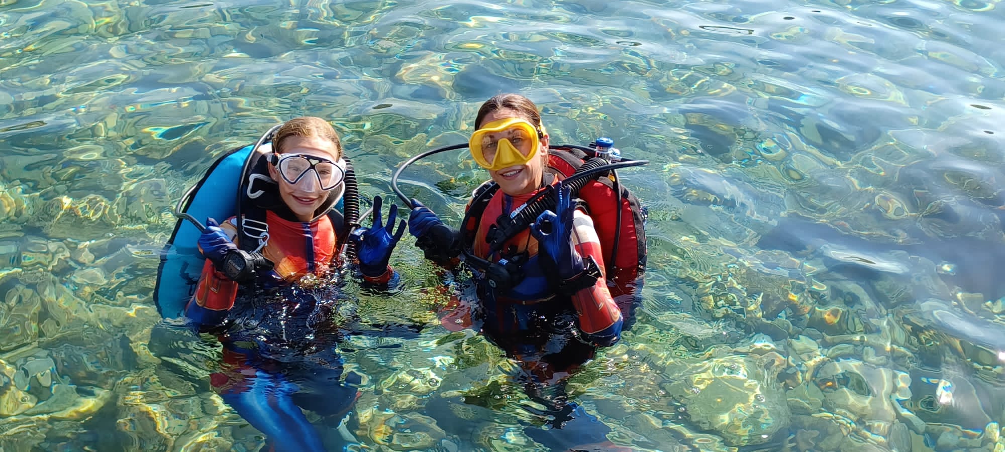 Mare i filla practicant busseig en família a la Costa Brava