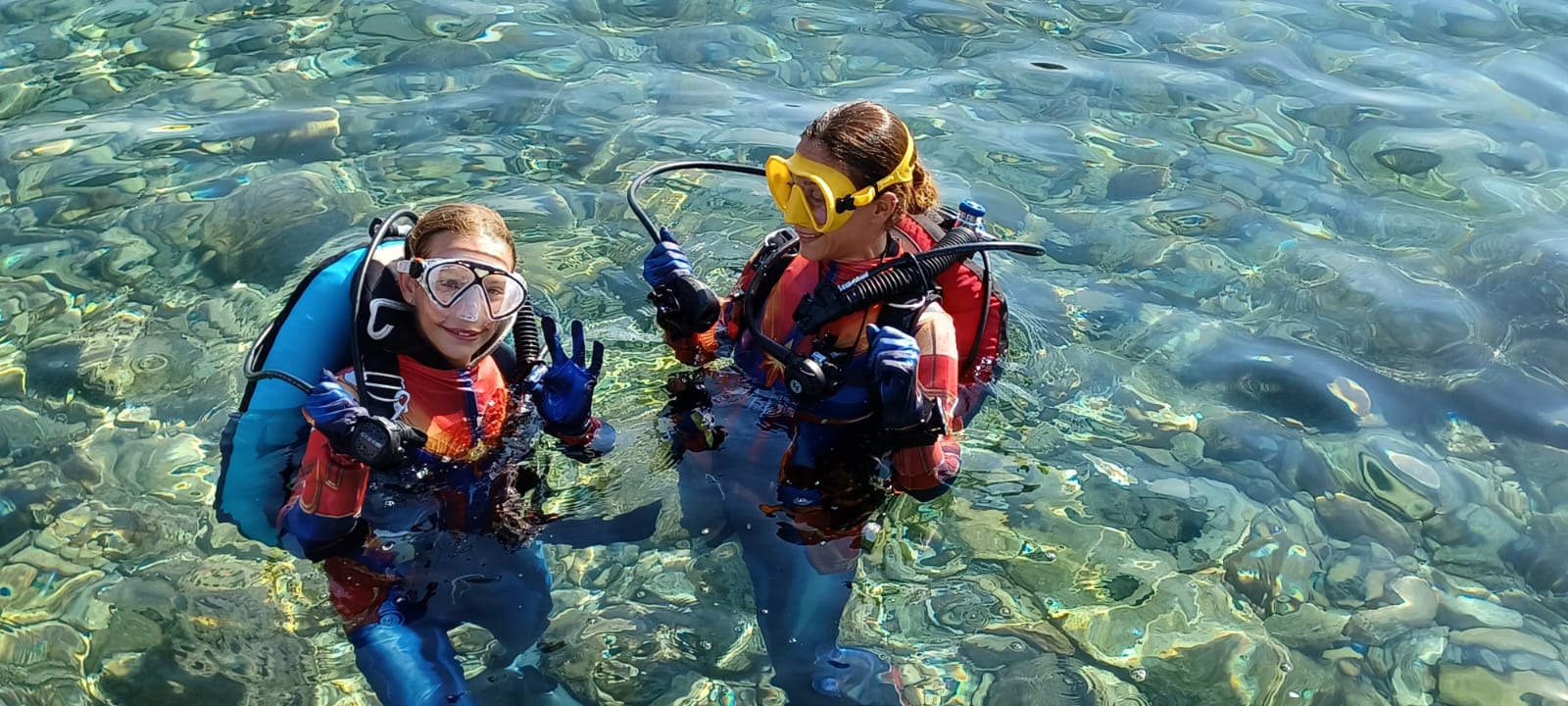 Família practicant busseig a les aigües cristal·lines de la Costa Brava